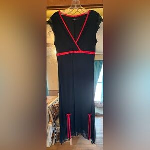 Perfect lil black dress! ❤️